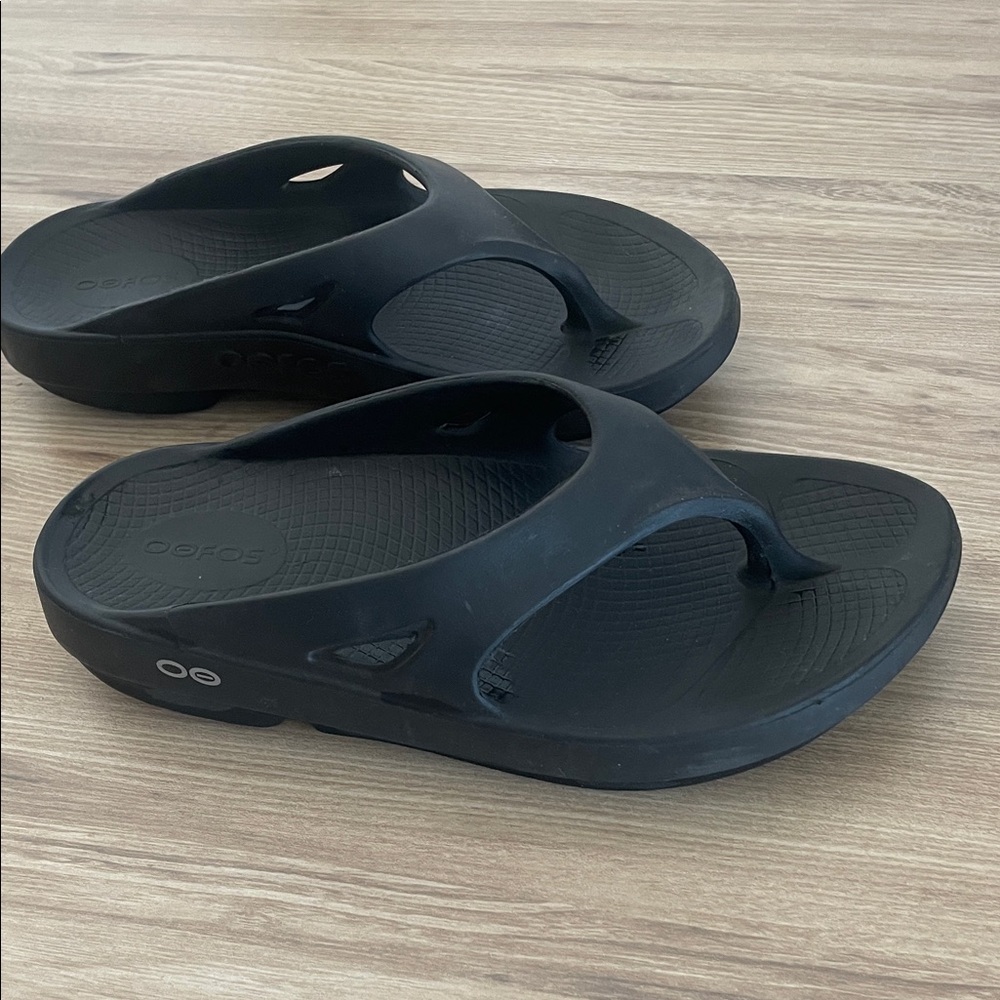 OOFOS Black Thong Sandals